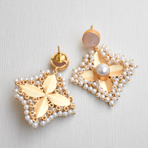 Pendientes de Latón de Exportación al por Mayor, Diseño Boho Chic con Perlas Hechas a Mano, Acabado en Latón Antiguo Semiprecioso, Listos para B2B Premium - Product Image 3