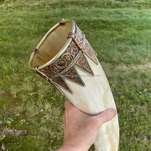 Stein raffiné fabriqué à la main pour les amateurs de bière et d'hydromel Décoration de corne à boire polie - Product Image 1