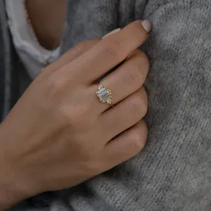 Bague de mariage en moissanite VVS taille radiant, or massif 14 carats, alternative certifiée au diamant, alliance de fiançailles solitaire, joaillerie fine - Product Image 3