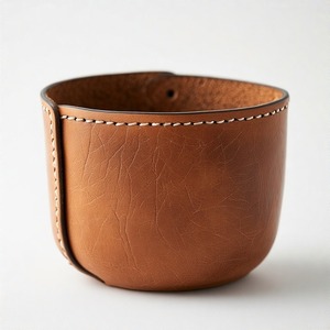 Pot en cuir de ton neutre de taille mini apportant équilibre et chaleur aux intérieurs avec une texture et un charme subtils - Product Image 6