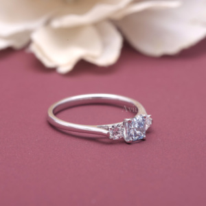 Bague de fiançailles à trois pierres en diamant de laboratoire taille coussin certifié IGI, or blanc/jaune et rose 9 carats, bague trilogie en diamant - Product Image 4