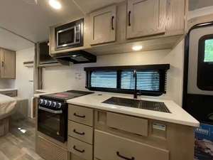 Nuevos Paneles Solares y Muebles de Lujo 2024 para Remolque Camper Todoterreno 4x4 de Expedición Pequeña de 22 pies y 6000 libras - Product Image 3