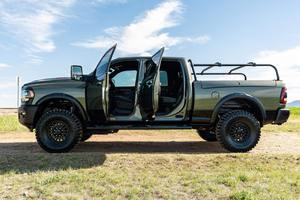 RAM 2500 Power Wagon 2023 de Lujo, Cabina Doble, 4x4, Motor Hemi V8, Tracción en las Cuatro Ruedas, Verde Oliva, Todoterreno - Product Image 3
