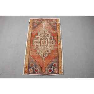 Alfombra vintage de 1.8x3.1 pies, alfombra turca, alfombra de lana con motivos de plantas y árboles rojos - Product Image 1