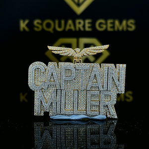 Comienza tu viaje con nuestro impresionante colgante de moissanita estilo hip hop en oro amarillo de 14 quilates con cadena a juego personalizable - Product Image 3
