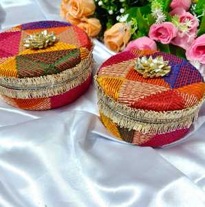 Caja Redonda Bordada Phulkari para Dulces, Caja Decorativa de Acero para Dulces, Regalos de Inauguración de Casa, Recuerdos de Boda, Regalos de Haldi Mehndi - Product Image 1