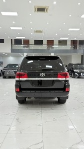Toyota Land Cruiser V8 SUV Usada, Exterior Negro, 7 Asientos, Vehículo Utilitario de Lujo para Compra en Concesionario - Product Image 2
