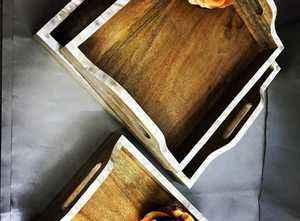 Elegante Bandeja Rectangular de Madera Natural Hecha a Mano con Borde Superior Decorado con Virutas de Nácar, Opciones de Varios Tamaños - Product Image 2