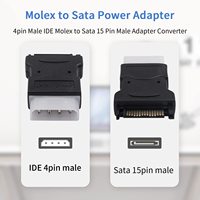 El conector del adaptador macho SATA de 15 pines a 4 pines IDE se aplica al conector para discos duros