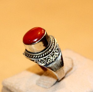 Anillo de Coral Rojo Creado en Laboratorio, Hecho a Mano en Nepal, con Banda de Plata 925 y Baño de Oro de 24K, de Rudra Gems, Regalo Personalizado para Mujeres - Product Image 5