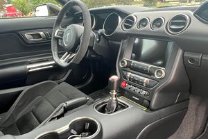Ford Mustang Shelby GT350 d'occasion de 2017, 15 000 miles, 1 propriétaire, boîte manuelle 6 vitesses, Voodoo V8, Triple Yellow Tri-Coat - Product Image 5