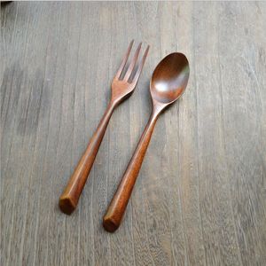 Ensemble de couverts légers en acier inoxydable avec manche en bois, conçu pour une manipulation facile lors des repas, des collations et des rassemblements - Product Image 5