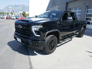 LIMPIO 2024 C H e V R o L E T S i l v e r a d o 3500HD LT Crew Cab 4WD - Product Image 4