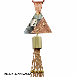 Collier artisanal en nacre, pendentif triangulaire en cuivre et laiton mélangés avec pompon, bijoux bohèmes pour femmes - Product Image 2