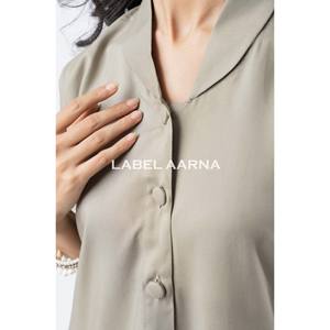 Ensemble coordonné pour femme avec col châle en rayonne de viscose grise et manches incurvées - Product Image 5