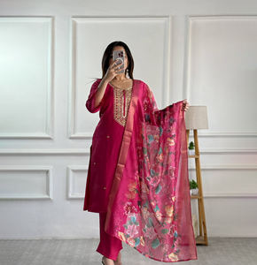 Traje Salwar Kurti Tradicional Indio-Pakistaní de Alta Gama para Mujer, Estilo Elegante para Fiestas, en Faux Georgette, Venta al Por Mayor - Product Image 1