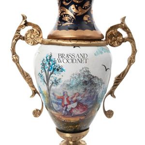 Vase antique en porcelaine et en laiton avec des motifs scéniques peints à la main, des poignées ornées et une base dorée décorative pour les intérieurs de luxe - Product Image 4
