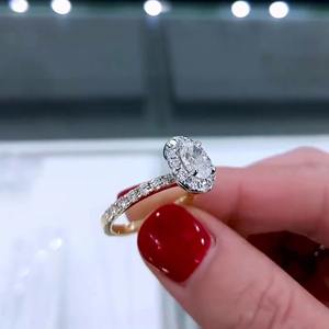 Anillo Ovalado de Diamante Cultivado en Laboratorio con Halo y Pavé de Dos Tonos, 1.70ctw, Certificado IGI - Product Image 3