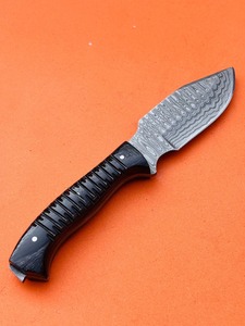 Cuchillo de caza y desollado de acero de Damasco hecho a mano con Funda de cuero personalizable opciones OEM disponibles - Product Image 5