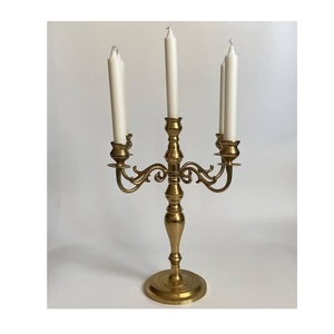 Candelabro de Metal Clásico y Ornamentado Diseñado para Espacios Elegantes, Centros de Mesa para Decoración de Bodas y Ambiente Cálido de Luz de Velas - Product Image 2