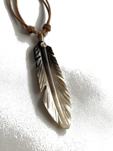 Collier Hippie Fait Main en Plumes avec Corne - Product Image 3