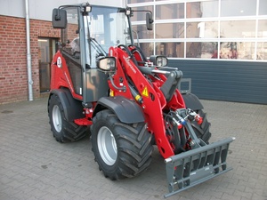 Chargeuse sur pneus compacte Weidermann 1390 rouge, mini-chargeuse frontale diesel avec godet pour l'agriculture et la construction, à vendre - Product Image 6