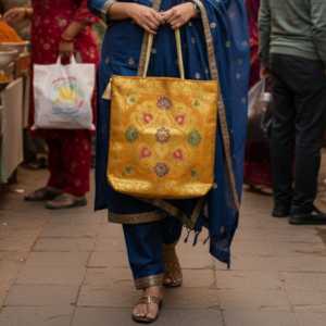 Sac à main pour femme motif Banarasi, grande capacité, léger, résistant à l'eau, sac fourre-tout tendance, broderie pour un usage quotidien - Product Image 1