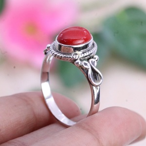 แหวนเงินแท้ 925 ทำมือ ประดับด้วยพลอยปะการังสีแดงธรรมชาติ ทรงรีคลาสสิก ตัวเรือนแบบฝังขอบ สำหรับเป็นของขวัญงานแต่งงานหรืองานหมั้น - Product Image 4
