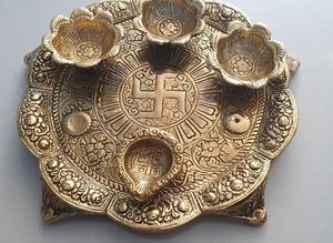 ชุดคอมโบ Pooja Thali ทองเหลืองแท้ดั้งเดิมพร้อมถ้วยไมโครเวฟปลอดภัยสำหรับงานแต่งงานและเทศกาล - Product Image 6