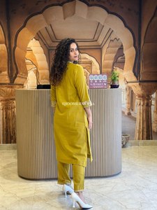 Cette saison des fêtes, nous lançons un magnifique ensemble de pantalons Kurti pour de magnifiques dames, une superbe tenue parfaite pour le bureau - Product Image 2