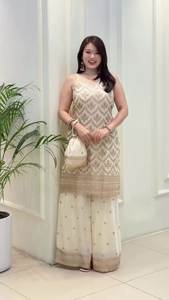 Conjunto de Top Corto de Georgette y Pantalones Palazzo Anchos con Dupatta de Diseñador - Product Image 2