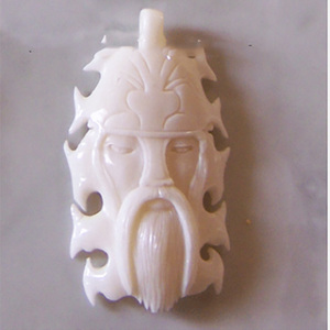 Sculpture sur os pour pendentif, BIJOUX EN COQUILLES, pendentif artistique, motif tête blanche, style religieux - Product Image 1