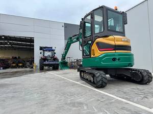 Mini-excavatrice sur chenilles LOVOL FR36F-U de 3,8 tonnes, moteur diesel Yanmar, godet de 0,12 m³, excavatrice compacte hydraulique 4x4 avec cabine climatisée - Product Image 2