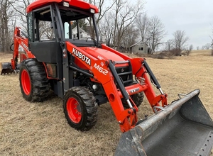 Tracteur à roues Kubota M62 rouge 4x4 diesel avec chargeur et pelle rétrocaveuse, équipement agricole multifonctionnel - Product Image 4