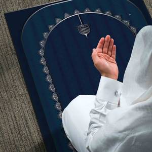 Tapis de prière islamique bleu : tapis de culte doux et facile à nettoyer, tapis fin non tissé - Product Image 2