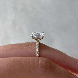 Anillo de Diamante con Corte Radiante Certificado por IGI, Diseño Alargado con Halo Oculto y Piedras Laterales - Product Image 5