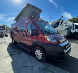 LISTA PARA ENVIAR Autocaravana Usada WINNEBAGO SOLIS 59PX 2025 de Lujo para Viajes Familiares, Euro 5, 4-6 Pasajeros, Blanca con Piso Acrílico - Product Image 1