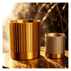 Vase à fleurs en aluminium magistralement conçu avec des motifs distinctifs sculptés à la main pour améliorer la décoration de l'hôtel avec une touche d'élégance moderne - Product Image 3