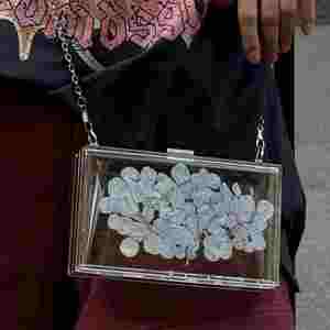 Elegante Bolso de Mano de Resina Negra con Adornos Dorados y Cadena de Perlas, Bolso de Noche Elegante para Fiesta y Boda. - Product Image 3