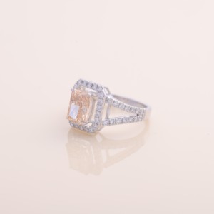 Anillo de Halo con Diamante Cultivado en Laboratorio de 2.02ct, Corte Radiante, con Aro Dividido, en Oro Amarillo, Blanco y Rosa de 9K - Product Image 5