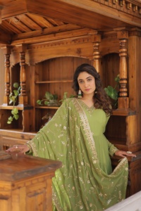 Vestido de Georgette de imitación tradicional con forro de algodón bordado de diseñador y lentejuelas ricas Dupatta listo para enviar en pedidos al por mayor - Product Image 4