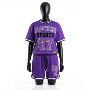 Ensemble court en maille polyester respirante de qualité supérieure, violet et blanc avec panneaux à rayures côtelées, logo personnalisé par sublimation, uniforme sportif pour femmes - Product Image 5