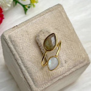 แหวนพลอยลาบราดอไรต์สีรุ้งคู่รูปลูกแพร์ทำด้วยมือแหวนทองเวอร์เมลขอบอัญมณีขายส่งแหวนปรับขนาดได้ - Product Image 3