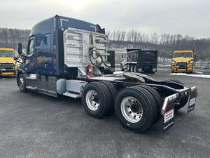 Camion Freightliner Cascadia Conventional Sleeper d'occasion 2022, moteur diesel 10 cylindres, caméra arrière 360°, écran tactile, 41-50t - Product Image 4