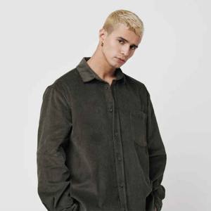 Chemise de vacances décontractée à la mode de couleur unie de qualité supérieure Chemise à boutons couverts à manches longues pour hommes Prix de gros - Product Image 3