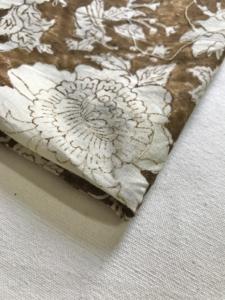 Tela de Algodón Estampada a Mano con Diseño Floral Mughal Vintage en Marrón y Marfil - Product Image 4