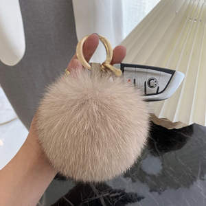 Porte-clés de voiture en fourrure véritable à pompon, design tendance pour femme - Product Image 1