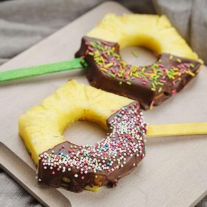 Collations de mangues séchées enrobées de chocolat de qualité supérieure |   Fournisseur d'exportation de fruits tropicaux sucrés - Product Image 2