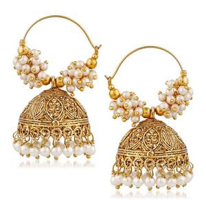 Pendiente Kriaa Jhumki Piedra Perla Blanca con Chapado en Oro Colección 1311512 - Product Image 1