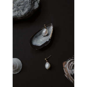 Boucles d'oreilles pendantes de style baroque avec accents de perles - Product Image 5